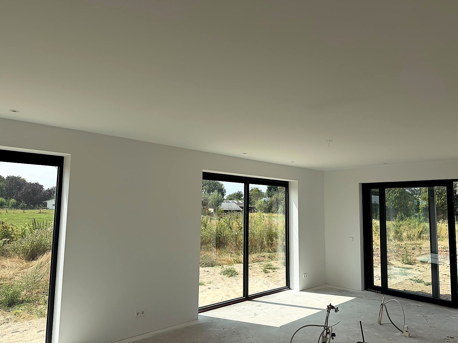 Nieuwbouw woonkamer strak afgewerkt